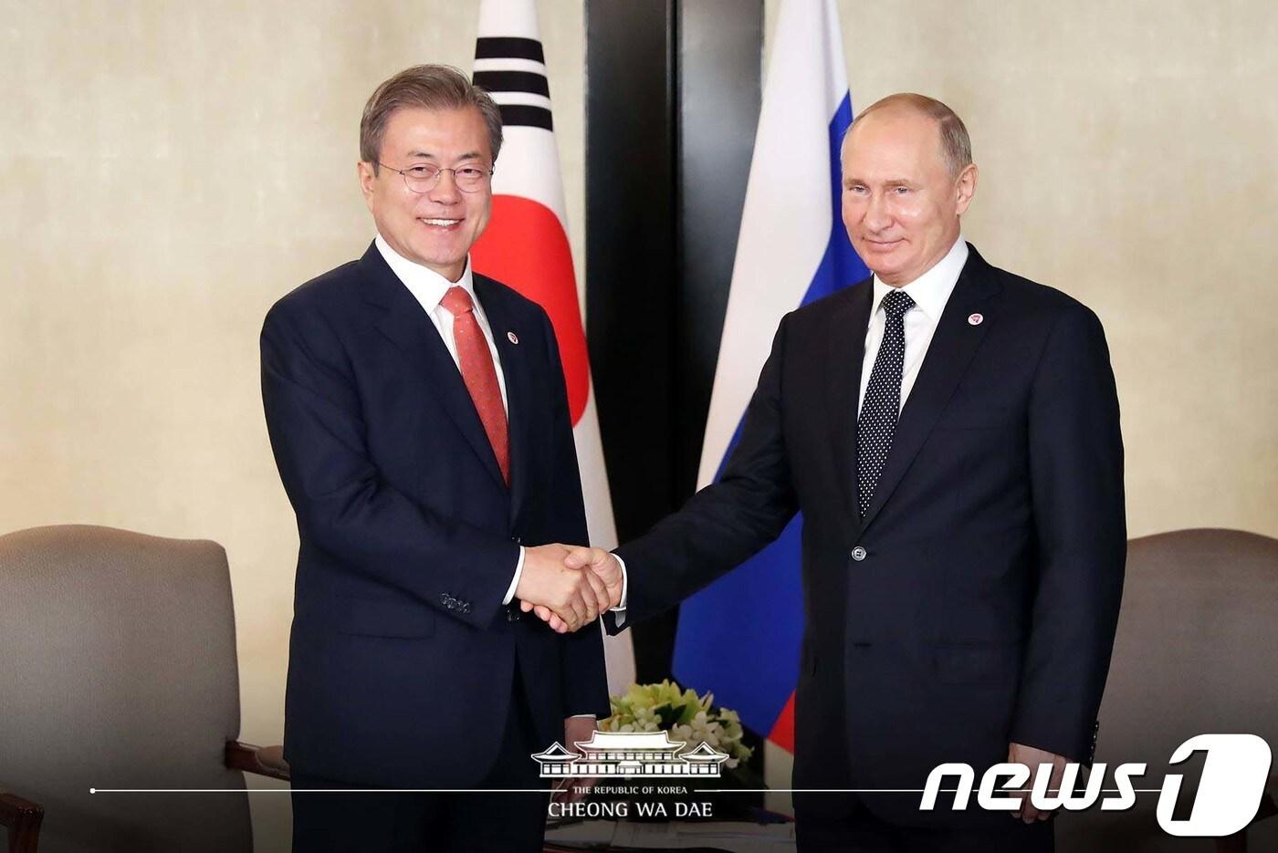 본문 이미지 - 지난해 11월 아세안 정상회의에 참석 중인 문재인 대통령이 싱가포르 샹그릴라 호텔에서 블라디미르 푸틴 러시아 대통령과 만나 악수하고 있다.(청와대 페이스북)2018.11.14/뉴스1