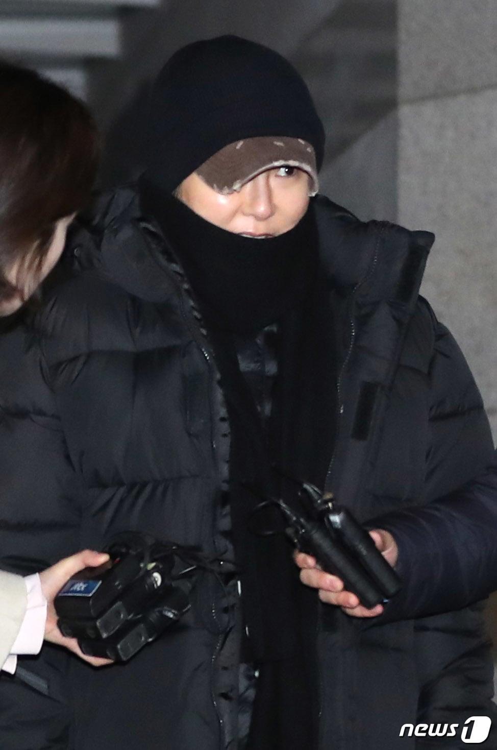 본문 이미지 - 삼성그룹을 압박해 한국동계스포츠영재센터에 후원금을 내게 한 혐의로 기소된 박근혜정부 ‘비선실세’ 최순실 씨의 조카 장시호 씨가 실형을 선고 받고 법정 구속된 지 344일 만에 석방됐다. 장 씨가 15일 새벽 송파구 서울동부구치소를 나서고 있다. .2018.11.15./뉴스1 ⓒ News1 이광호 기자