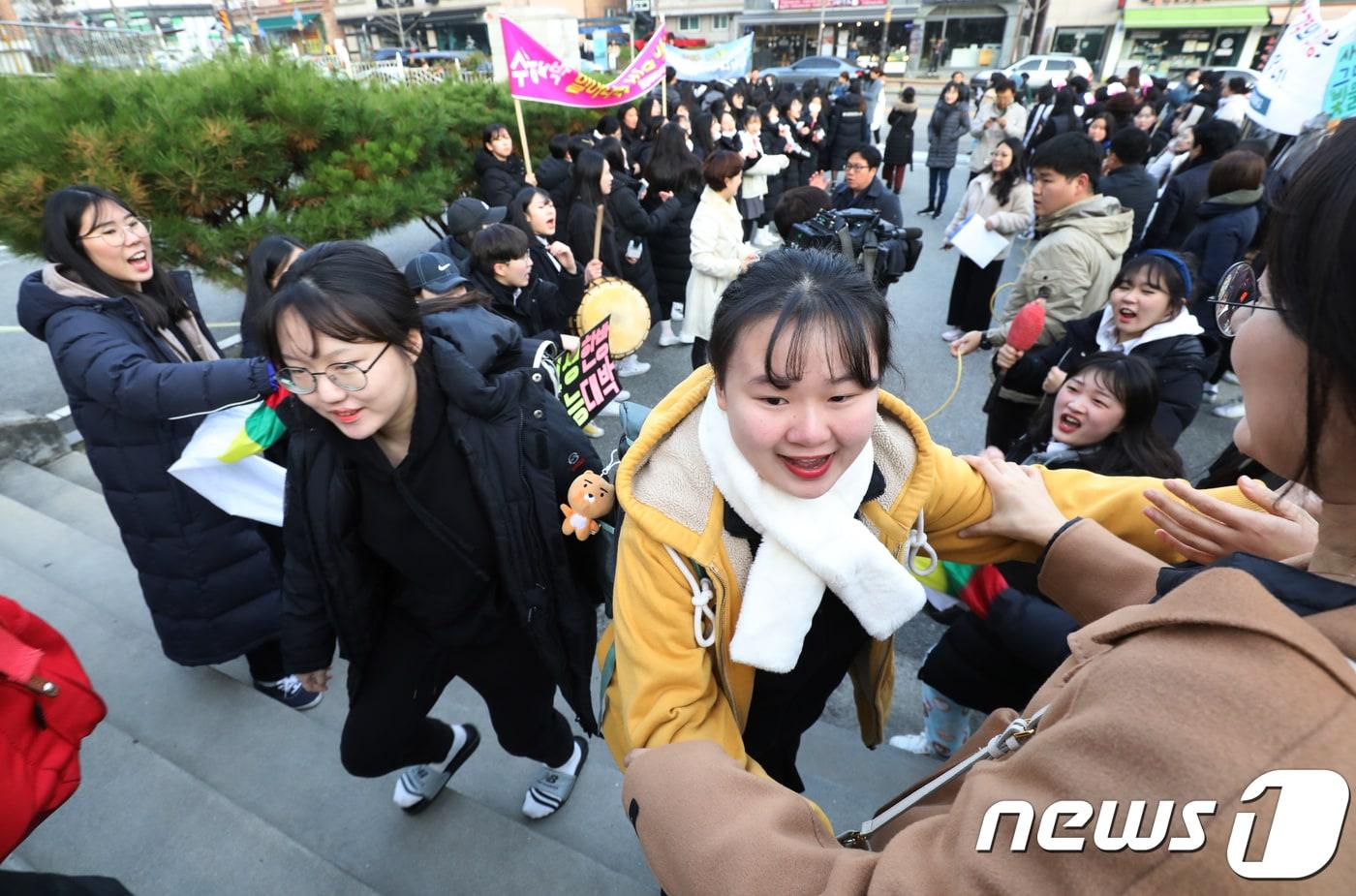 본문 이미지 - 2019학년도 대학수학능력시험일인 15일 오전 충북 청주시 서원구 산남고등학교 시험장에서 수험생들이 후배들의 입장을 받으며 수험장으로 들어서고 있다. 2018.11.15/뉴스1 ⓒ News1 김용빈 기자