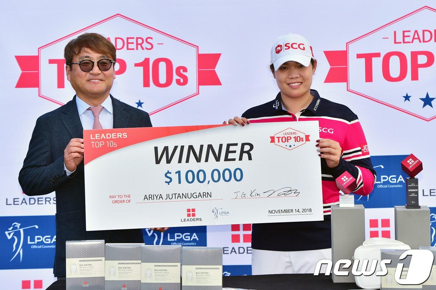 아리야 주타누간(태국)이 이번 시즌 처음으로 도입된 '리더스 톱10'을 수상했다.(JNA골프 제공)ⓒ News1