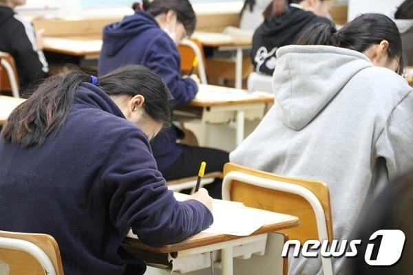 본문 이미지 - 충남 홍성여고에서 수험생들이 수능시험을 치르고 있다. ⓒ News1