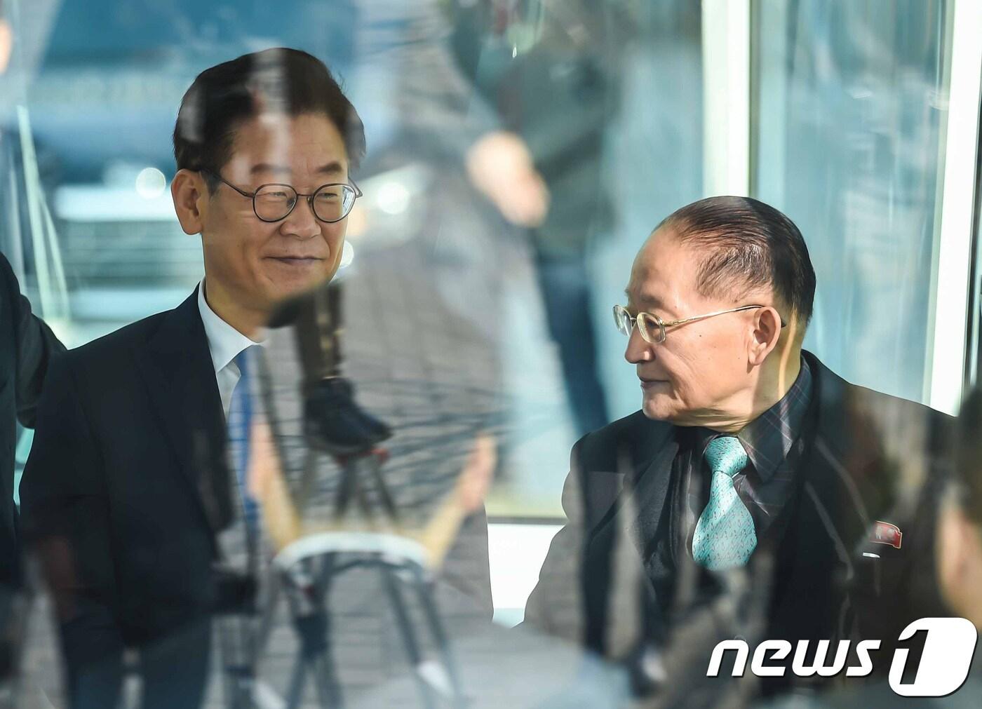 본문 이미지 - 북한 리종혁 조선아시아태평양위원회(아태위) 부위원장 겸 조국통일연구원 원장을 비롯한 북한 대표단이 이재명 경기도지사와 함께 15일 오전 경기도 성남시 제2판교테크노벨리를 방문해 제로셔틀을 탄 후 이동하고 있다. 2018.11.15/뉴스1 ⓒ News1 오장환 기자