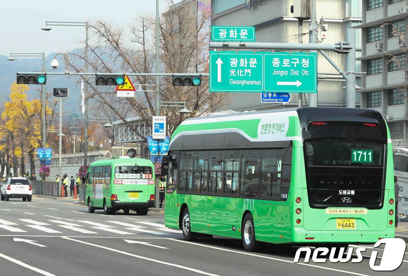 15일 오전 서울 세종대로 광화문네거리 인근에 서울시 최초 전기시내버스가 운행되고 있다. 2018.11.15/뉴스1 ⓒ News1 신웅수 기자