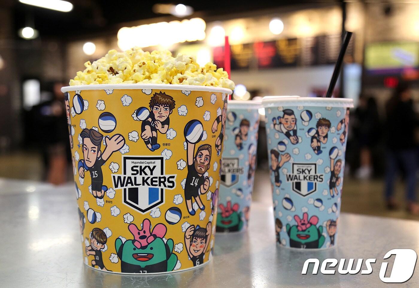 현대캐피탈 선수 캐릭터가 들어간 팝콘, 음료 용기.(현대캐피탈 제공) ⓒ News1