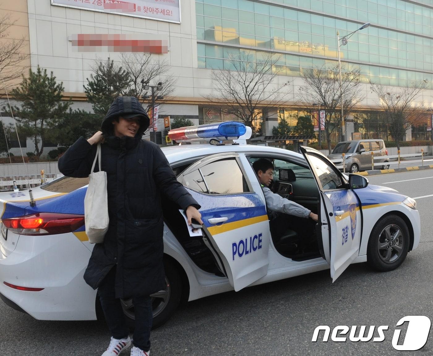 본문 이미지 - 강원지방경찰청이 12일부터 15일까지 2020학년도 대학수학능력시험 경비안전 활동에 들어간다.  교통경찰 수능 수험생 수송 모습. (뉴스1DB) ⓒ News1 