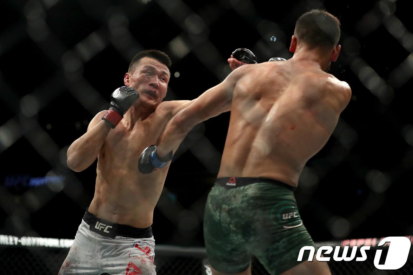 본문 이미지 - UFC의 정찬성(왼쪽)과 야이르 로드리게스. ⓒ AFP=News1
