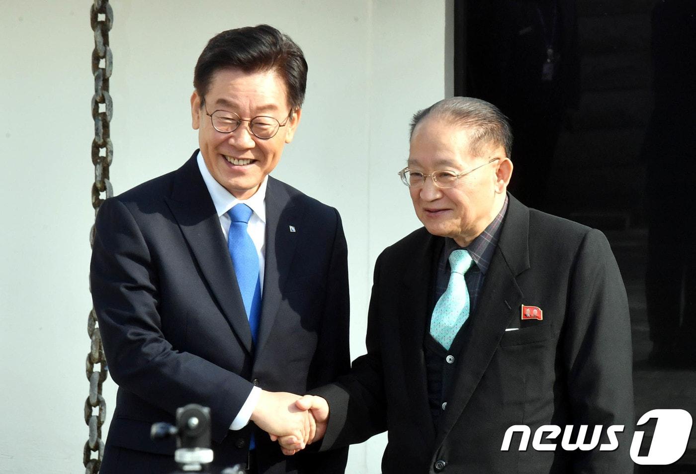 본문 이미지 - 북한 리종혁 조선아시아태평양위원회(아태위) 부위원장 겸 조국통일연구원 원장과 이재명 경기도지사가 15일 오후 경기도 수원시 굿모닝하우스에서 오찬을 하기 위해 들어가며 악수를 하고 있다. 2018.11.15/뉴스1 ⓒ News1 오장환 기자