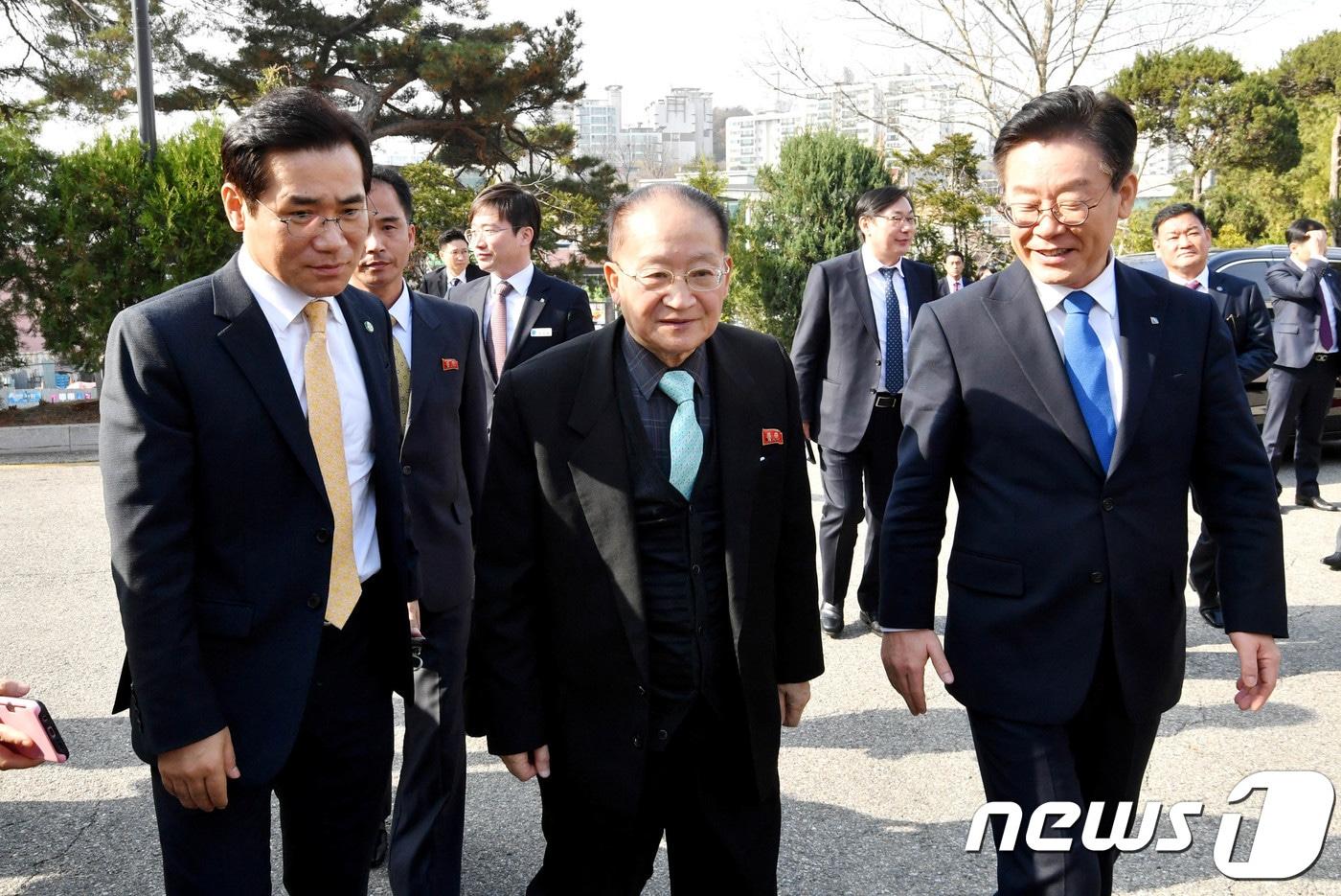 본문 이미지 - 북한 리종혁 조선아시아태평양위원회(아태위) 부위원장 겸 조국통일연구원 원장과 이재명 경기도지사가 지난 15일 오후 경기도 수원시 굿모닝하우스에서 오찬을 하기 위해 들어가고 있다. 2018.11.15/뉴스1 ⓒ News1 오장환 기자