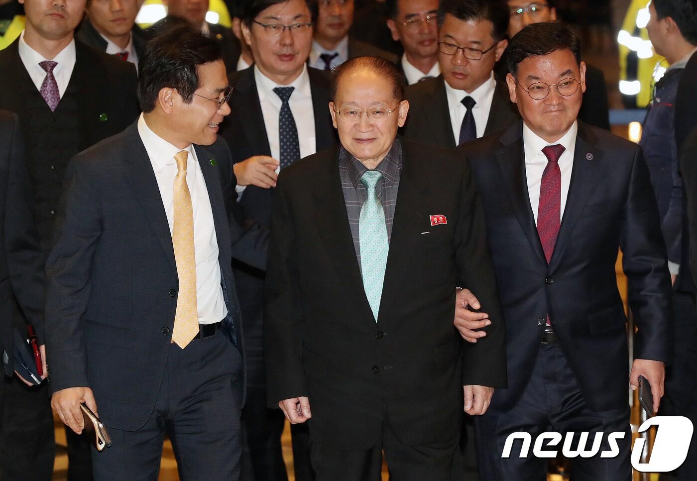 본문 이미지 - 경기도 고양에서 열리는 아시아태평양의 평화번영을 위한 국제대회 참석차 남측을 방문한 리종혁 조선아시아태평양평화위원회 부위원장을 비롯한 북한 대표단이 15일 오후 경기도 고양시 엠블호텔에서 열린 만찬에 참석하고 있다.  2018.11.15/뉴스1 ⓒ News1 박세연 기자