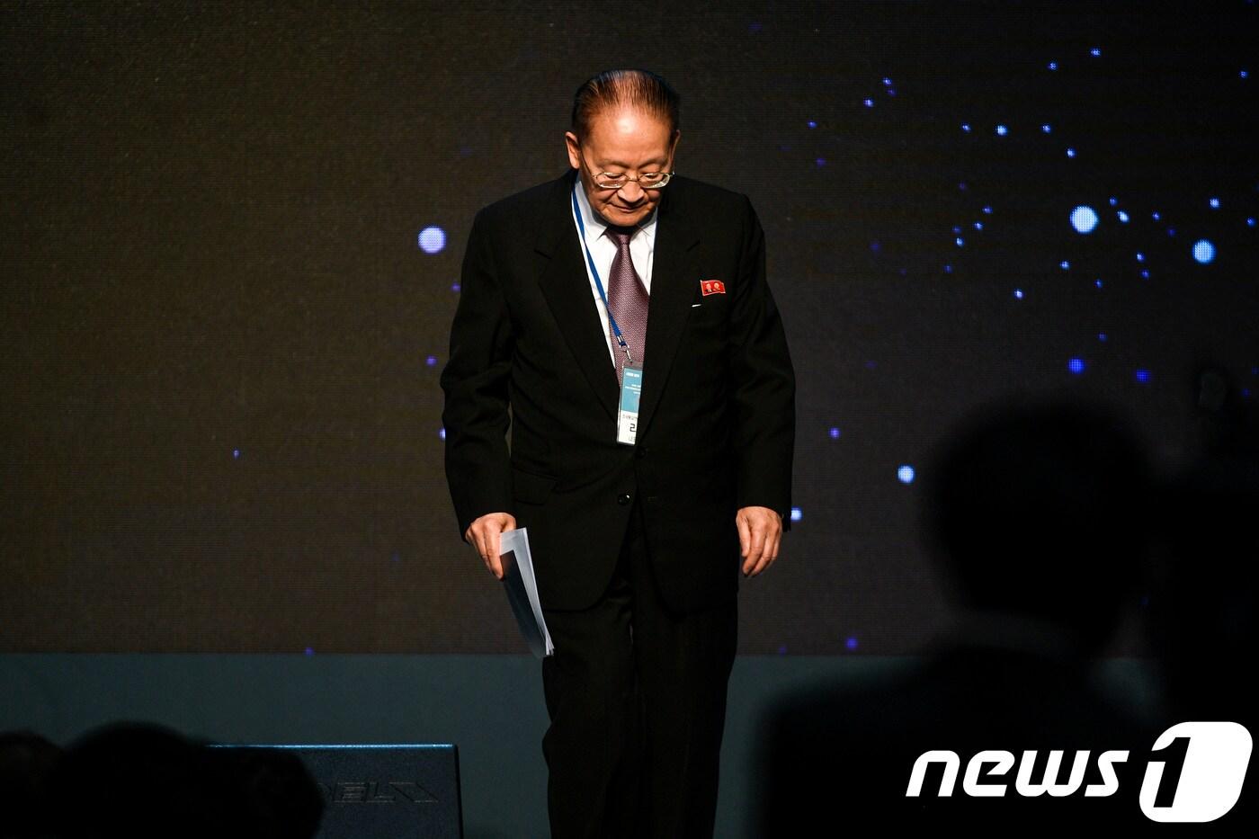 본문 이미지 - 북한 리종혁 조선아시아태평양평화위원회 부위원장이 16일 경기도 고양시 일산동구 엠블호텔 고양에서 열린 '2018 아시아태평양의 평화-번영을 위한 국제대회'에서 답사를 마친 후 자리로 돌아가고 있다. 2018.11.16 ⓒ News1 사진공동취재단