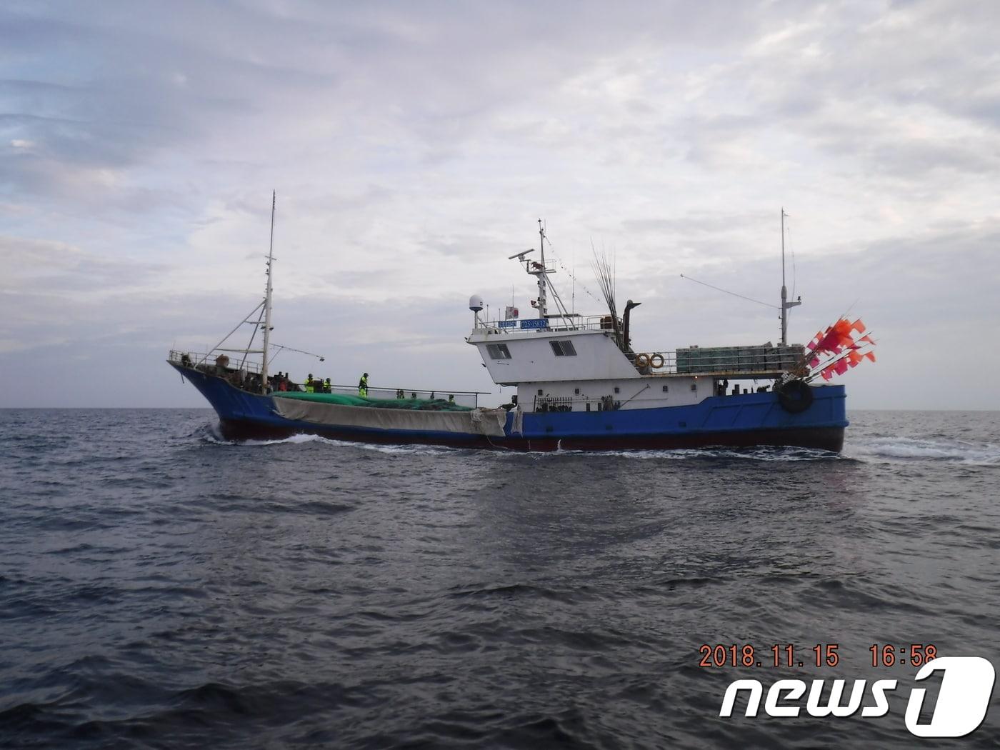 본문 이미지 - 서해 상에서 조업 중인 어선. &#40;사진은 기사 내용과 무관함&#41; / 뉴스1 ⓒ News1 2018.11.16/뉴스1