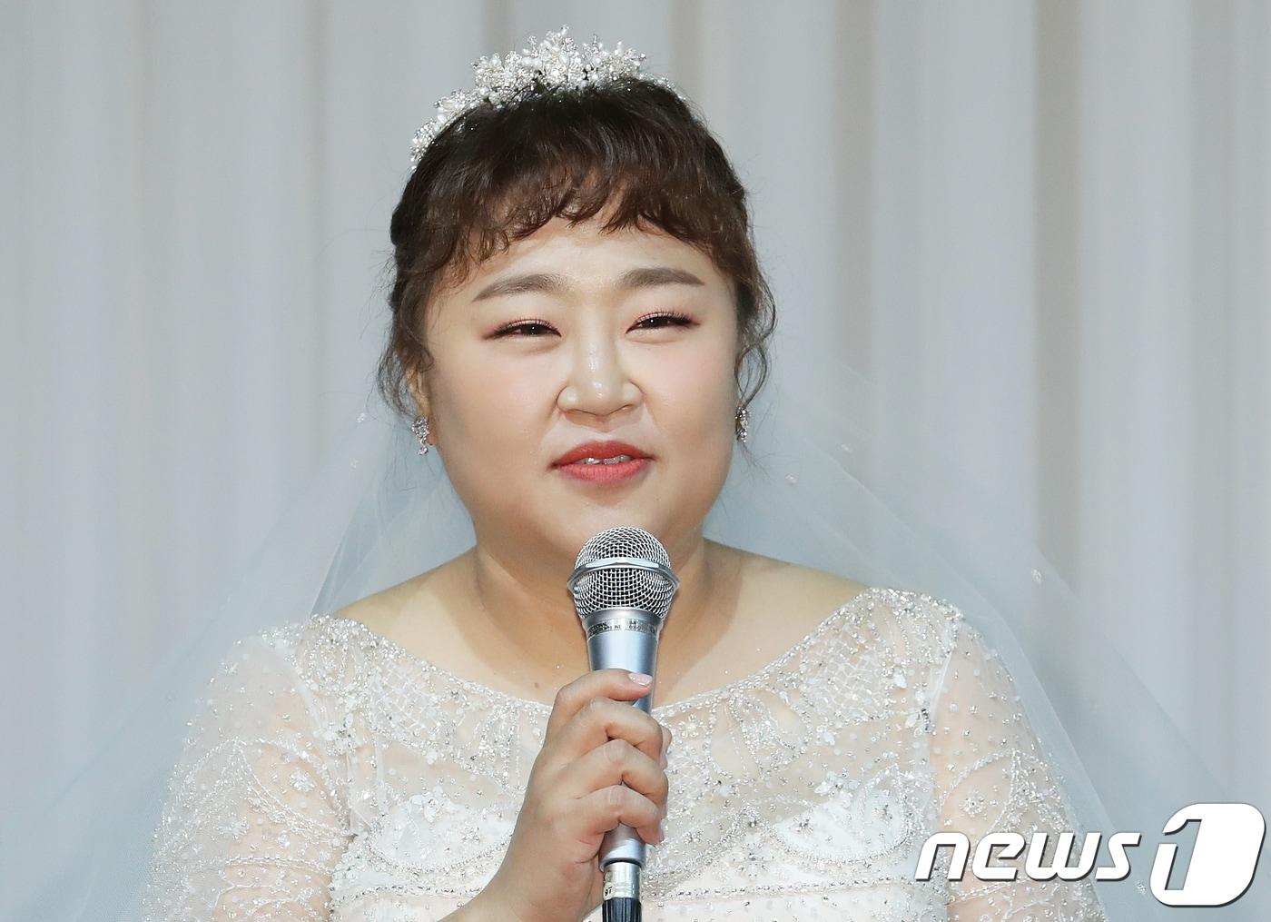 본문 이미지 - 개그맨 홍윤화가 17일 오후 서울 서초구 더 리버사이드 호텔에서 결혼식을 앞두고 소감을 말하고 있다. 2018.11.17/뉴스1 ⓒ News1 이재명 기자