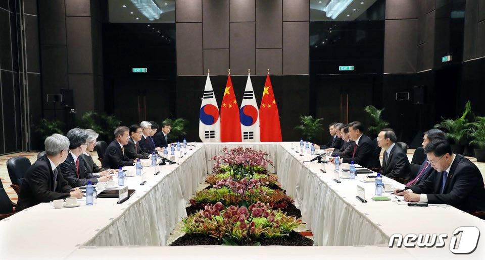 본문 이미지 - 아시아태평양경제협력체(APEC) 정상회의 참석차 파푸아뉴기니를 방문 중인 문재인 대통령이 17일 오후(현지시간) 포트모르즈비 스탠리 호텔에서 시진핑 중국 국가주석과 한-중 정상회담을 갖고 있다.(청와대 제공)2018.11.18/뉴스1