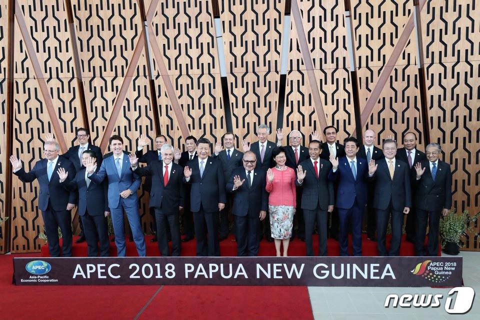 본문 이미지 - 아시아·태평양경제협력체(APEC) 정상회의 참석한 각국 정상들이 기념촬영을 하고 있다.(청와대 제공)2018.11.18/뉴스1