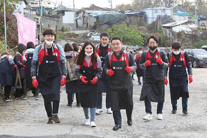본문 이미지 - 지난 16일 서울 노원구 중계본동 백사마을에 장선욱 롯데면세점 대표이사(가운데)를 비롯한 롯데면세점 임직원 및 협력사원 200여 명이 방문해 ‘샤롯데봉사단 연탄 나눔 봉사 활동’을 진행했다. ⓒ News1