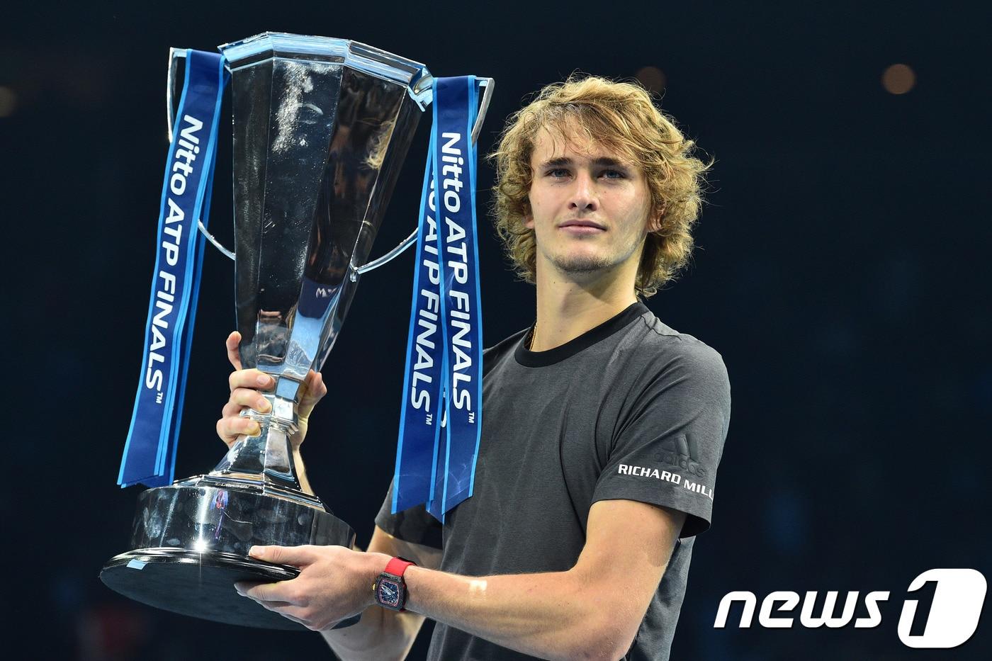 본문 이미지 - 알렉산더 즈베레프(독일)가 19일(한국시간) 영국 런던에서 열린 ATP 파이널스 남자단식 결승에서 노박 조코비치(세르비아)를 꺾고 트로피를 들어올렸다. ⓒ AFP=News1