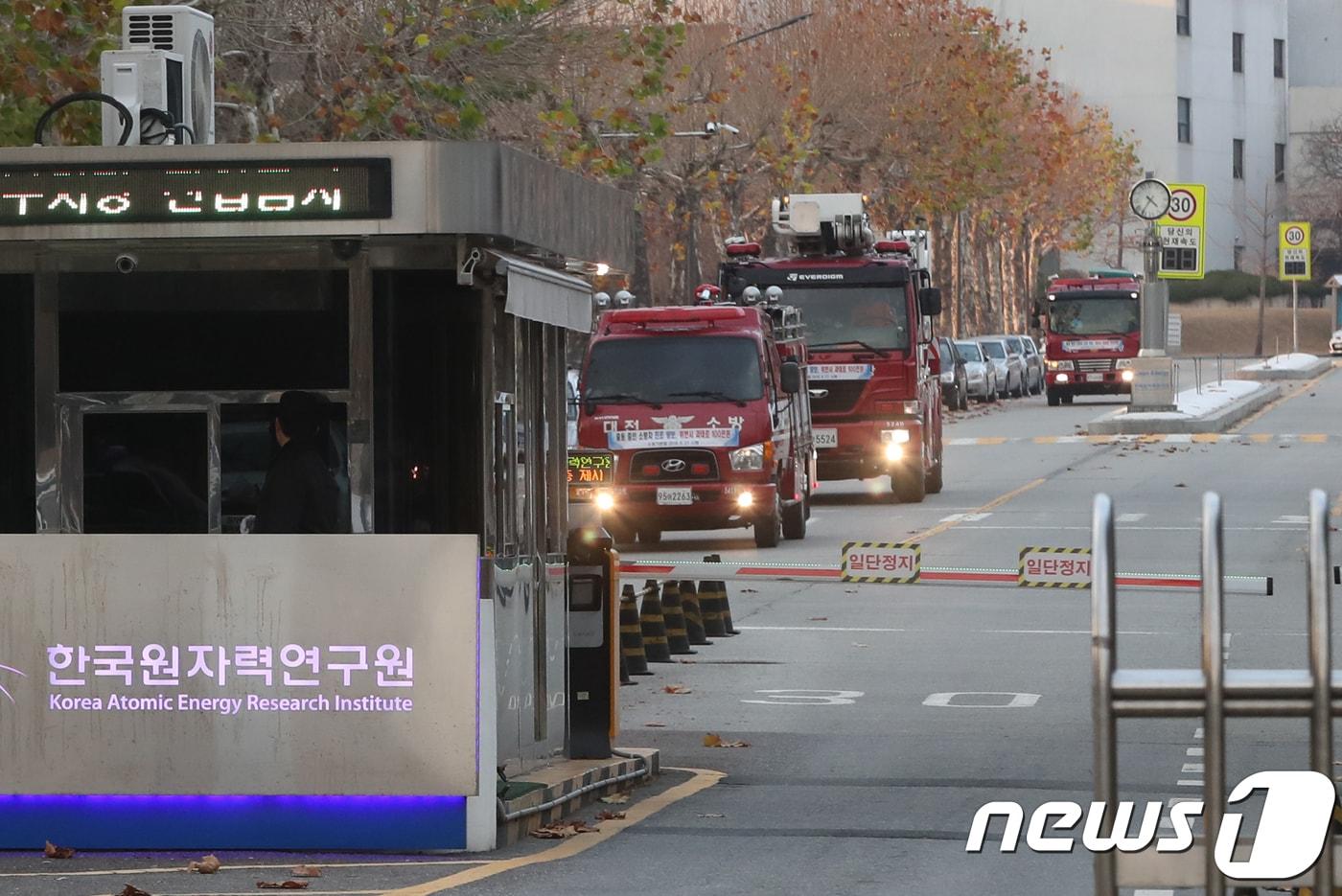 본문 이미지 - 19일 오후 2시28분께 대전 유성구 소재 한국원자력연구원 실험실에서 불이 났다. 화재진압을 마친 소방차량들이 나오고 있다. 현재 인명피해는 없는 것으로 알려졌다. 소방당국은 자세한 화재원인과 피해 규모를 조사 중이다. 2018.11.19/뉴스1 ⓒ News1 주기철 기자