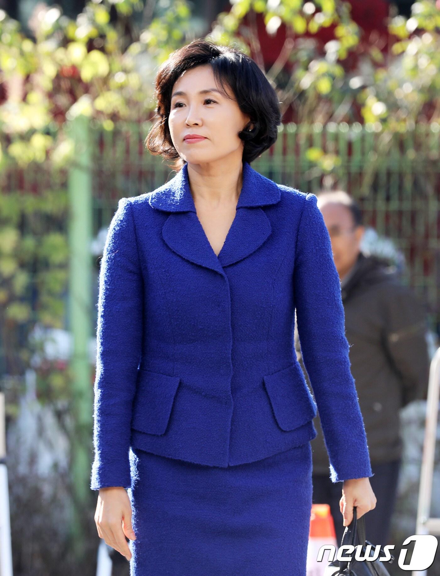 본문 이미지 - 이재명 경기도지사의 부인 김혜경 씨가 '혜경궁 김씨' 트위터 계정 소유주 논란 관련 2일 오전 경기도 수원시 경기남부지방경찰청에 피고발인 신분으로 재출석하고 있다. 2018.11.2/뉴스1 ⓒ News1 오장환 기자