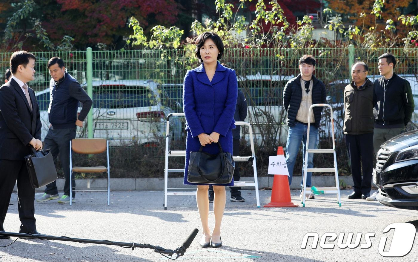 경찰이 ‘혜경궁 김씨’ 트위터 계정(@08__hkkim) 소유주로 의심을 받고 있는 이재명 경기도지사의 부인 김혜경씨를 공직선거법 위반 등 혐의 기소의견으로 검찰에 송치하기로 했다. 사진은  김씨가 이달 2일 경기남부지방경찰청에 피고발인 신분으로 재출석하고 있는 모습.2018.11.2/뉴스1 ⓒ News1 오장환 기자