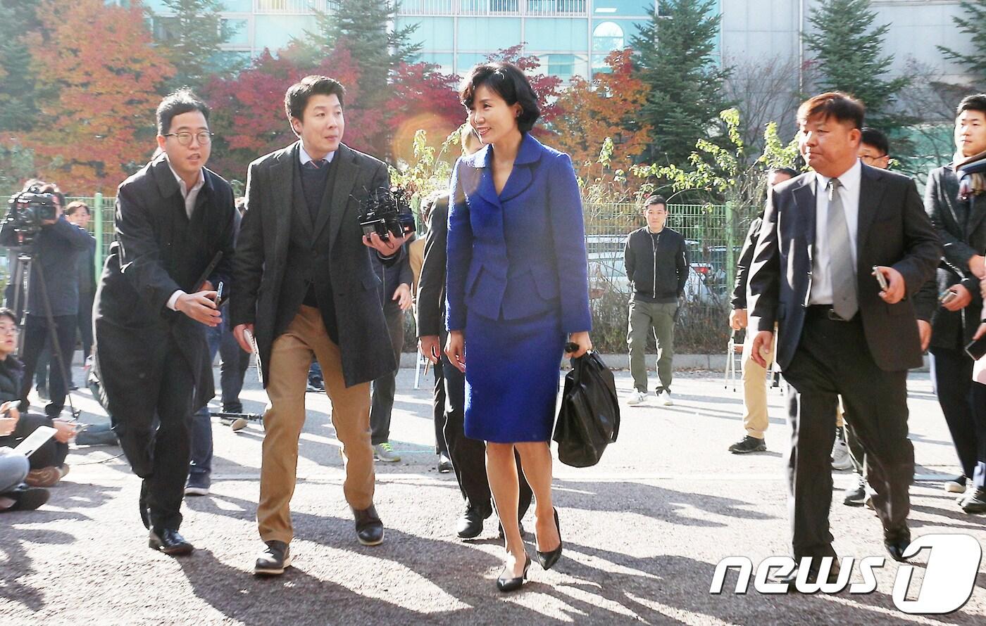 경찰이 ‘혜경궁 김씨’ 트위터 계정(@08__hkkim) 소유주로 의심을 받고 있는 이재명 경기도지사의 부인 김혜경씨를 공직선거법 위반 등 혐의 기소의견으로 검찰에 송치하기로 했다. 사진은  김씨가 이달 2일 경기남부지방경찰청에 피고발인 신분으로 재출석하고 있는 모습.2018.11.2/뉴스1 ⓒ News1 오장환 기자