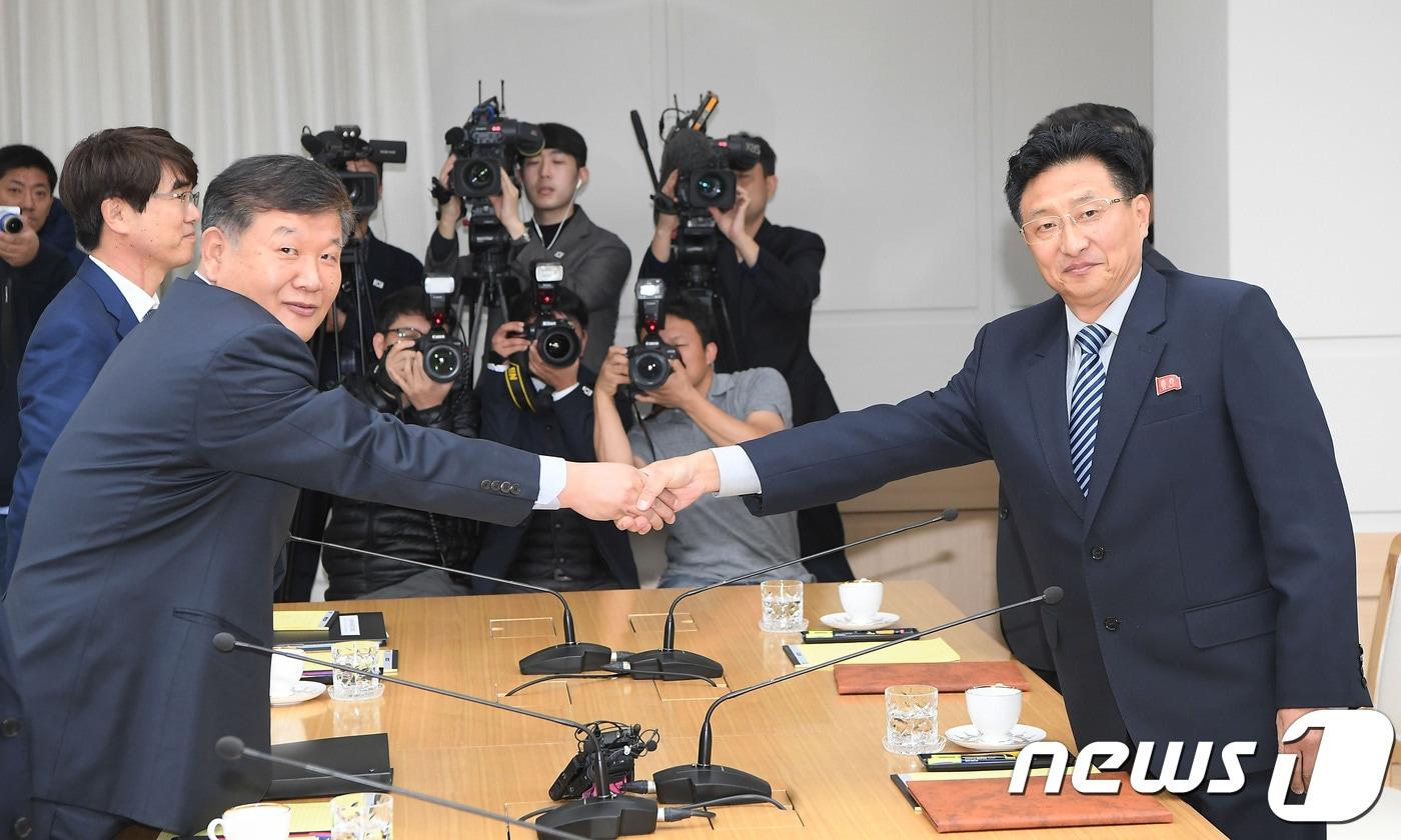 본문 이미지 - 노태강 문화체육관광부 제2차관(왼쪽)이 2일 북측 개성 남북공동연락사무소에서 열린 남북체육분과회담에서 원길우 체육성 부상과 악수를 나누고 있다. 2018.11.2/뉴스1 ⓒ News1 사진공동취재단
