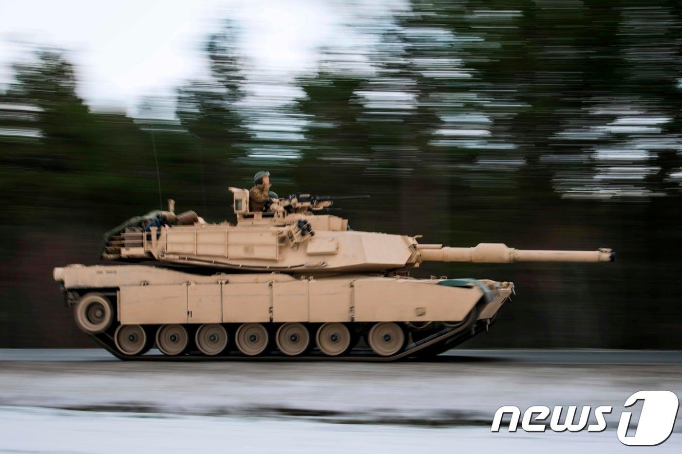 1일 (현지시간) 노르웨이 옵달 일대에서 냉전 종식 이후 최대 규모인 나토의 '트라이던트 정처2018' 훈련에 미국 해병대의 M1 에이브람스 전차가 참가하고 있다. ⓒ AFP=뉴스1 ⓒ News1 우동명 기자