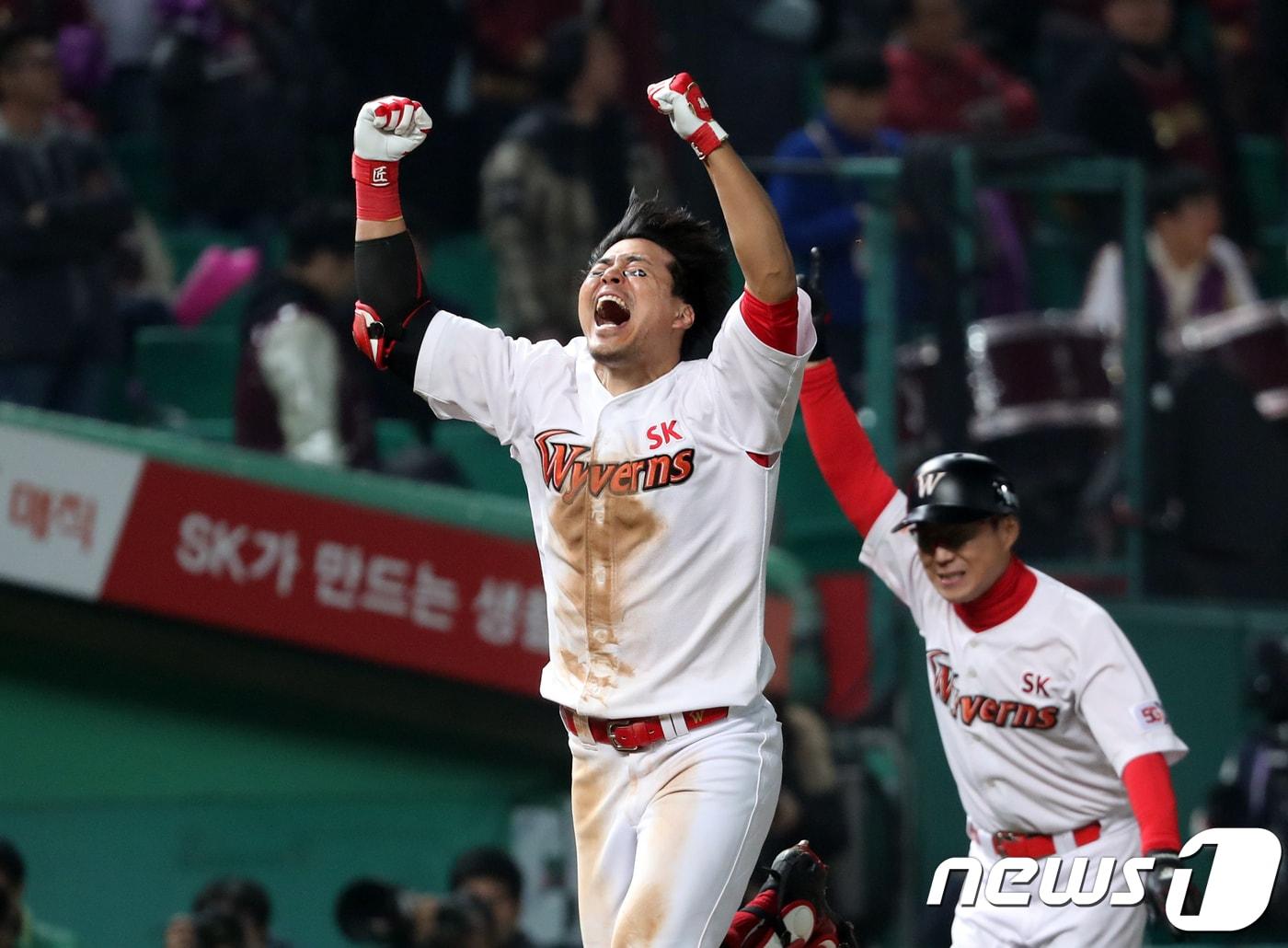 본문 이미지 - 2일 오후 인천 SK행복드림구장에서 열린 '2018 프로야구 신한은행 마이카 KBO리그 포스트시즌' 플레이오프 5차전 SK 와이번스와 넥센 히어로즈의 경기 연장 10회말 SK 한동민이 끝내기 홈런을 치고 기뻐하고 있다. SK와이번스는 1위 두산 베어스와 한국시리즈에서 10년만에 격돌한다. 2018.11.2/뉴스1 ⓒ News1 송원영 기자