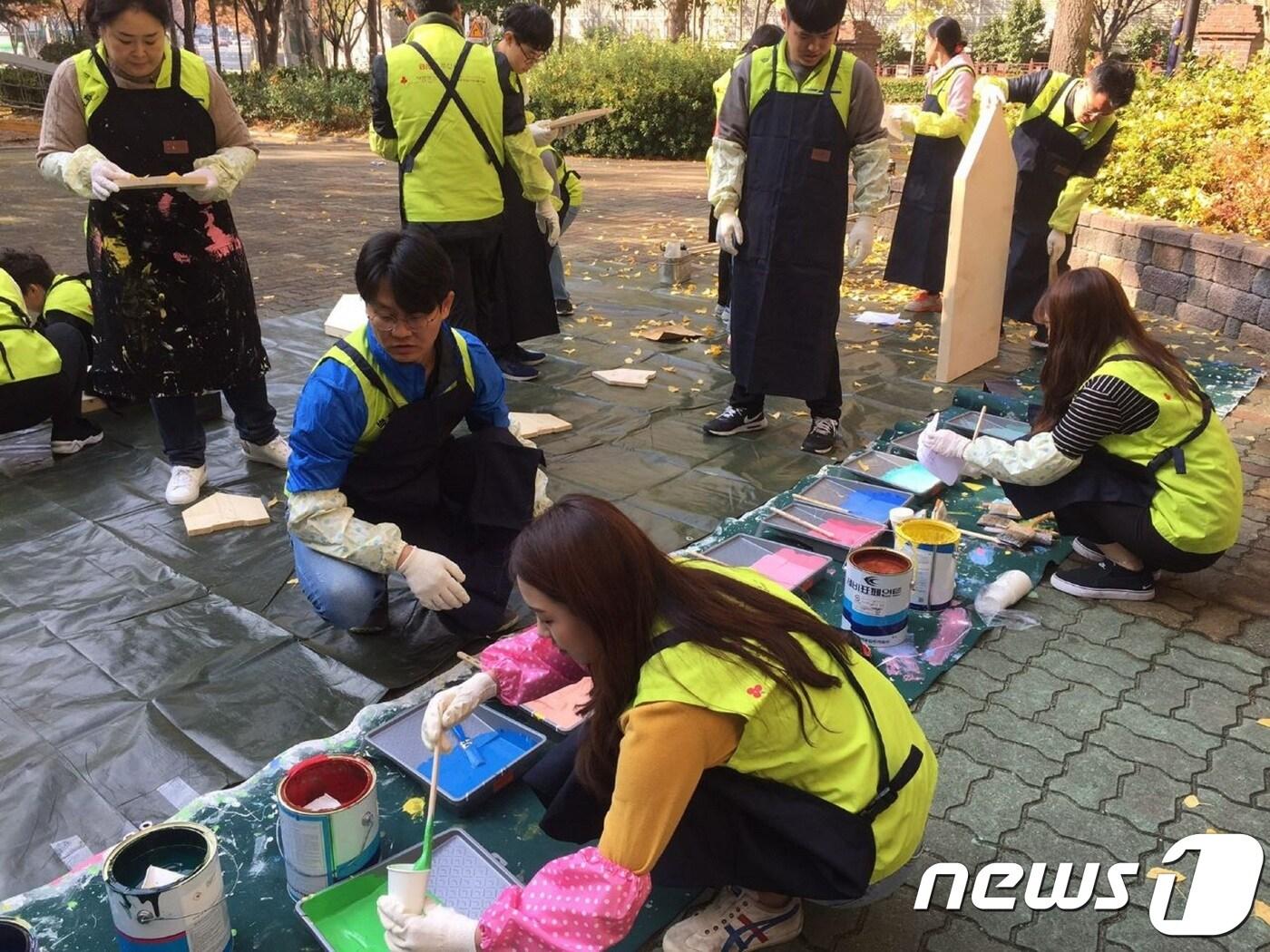 본문 이미지 - BNK부산은행이 실시한 벽화그리기 봉사활동 참여자들.(BNK제공) ⓒ News1