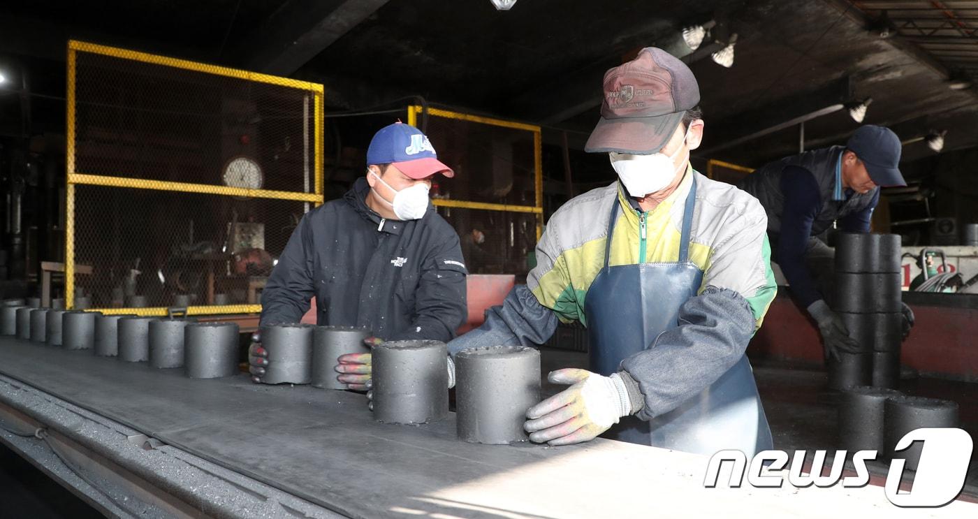 12일 대전·충남 아침 기온이 0도 안팎까지 떨어져 추울 것으로 예보됐다. 대전 대덕구 한 연탄공장에서 직원이 분주하게 주문받은 연탄을 차량에 옮겨 싣고 있다. /뉴스1 ⓒ News1