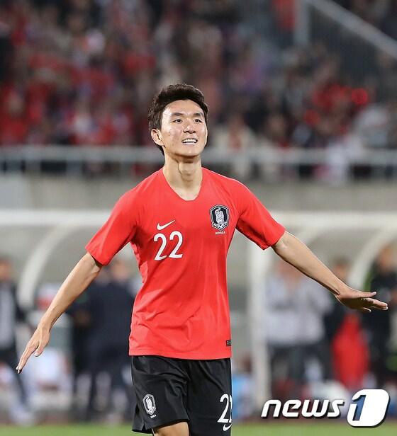본문 이미지 - 이쯤이면 벤투의 황태자라 불려도 좋을 황인범이다. ⓒ News1