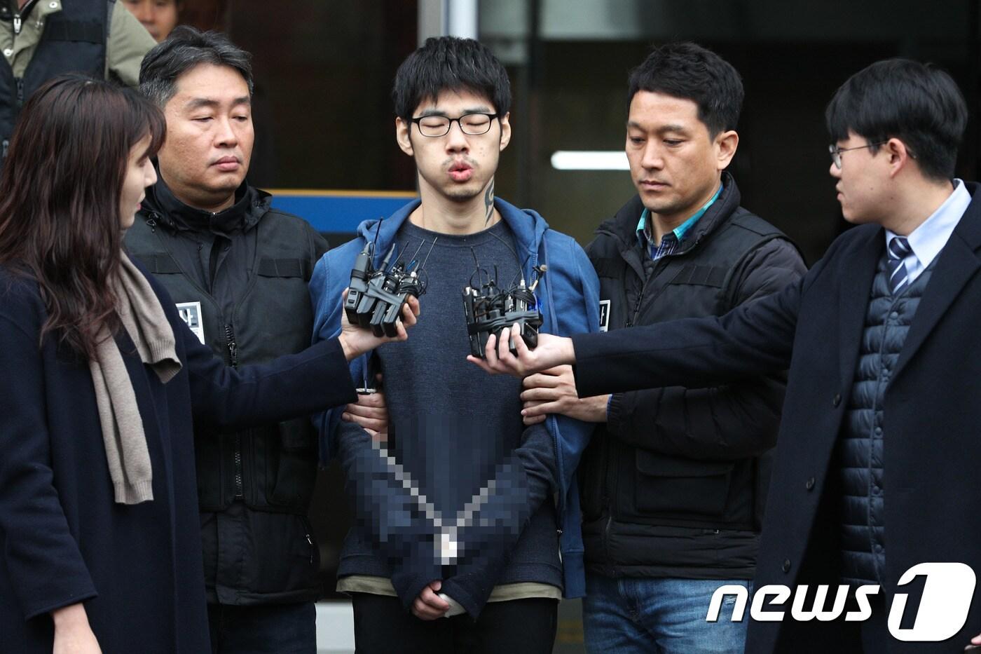 본문 이미지 - PC방 아르바이트생을 살해한 혐의로 구속된 피의자 김성수(29)가 21일 오전 서울 양천경찰서에서 서울남부지방검찰청으로 송치되고 있다. 2018.11.21/뉴스1 ⓒ News1 성동훈 기자