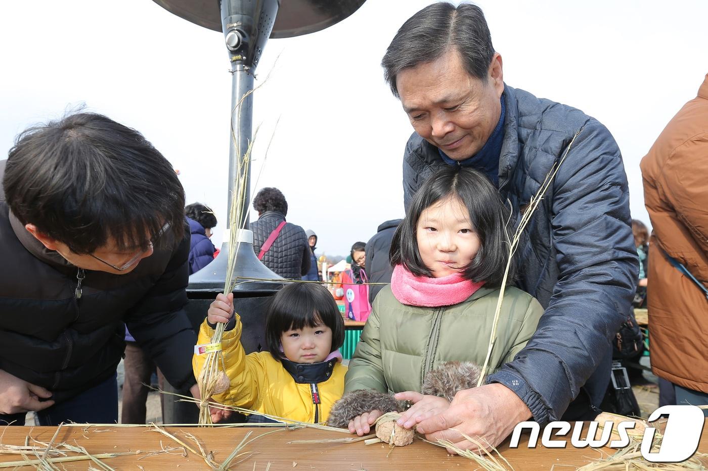 본문 이미지 - 파주장단콩축제-꼬마메주 만들기 체험 모습. (사진제공=파주시청) ⓒ News1