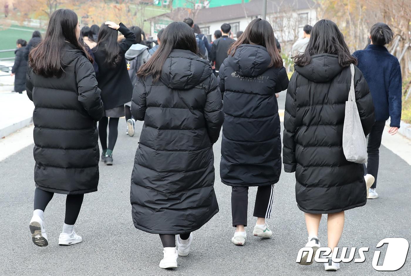 본문 이미지 - 롱패딩을 착용한 학생들의 모습. 2018.11.21/뉴스1 ⓒ News1 공정식 기자