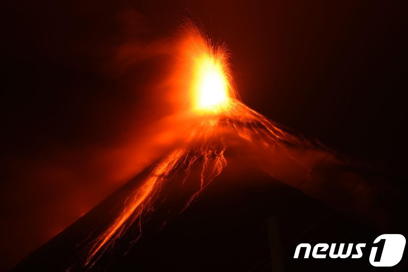 본문 이미지 - 과테말라 사카테페케스주 알로테난고시에 위치한 푸에고 화산. ⓒ AFP=뉴스1