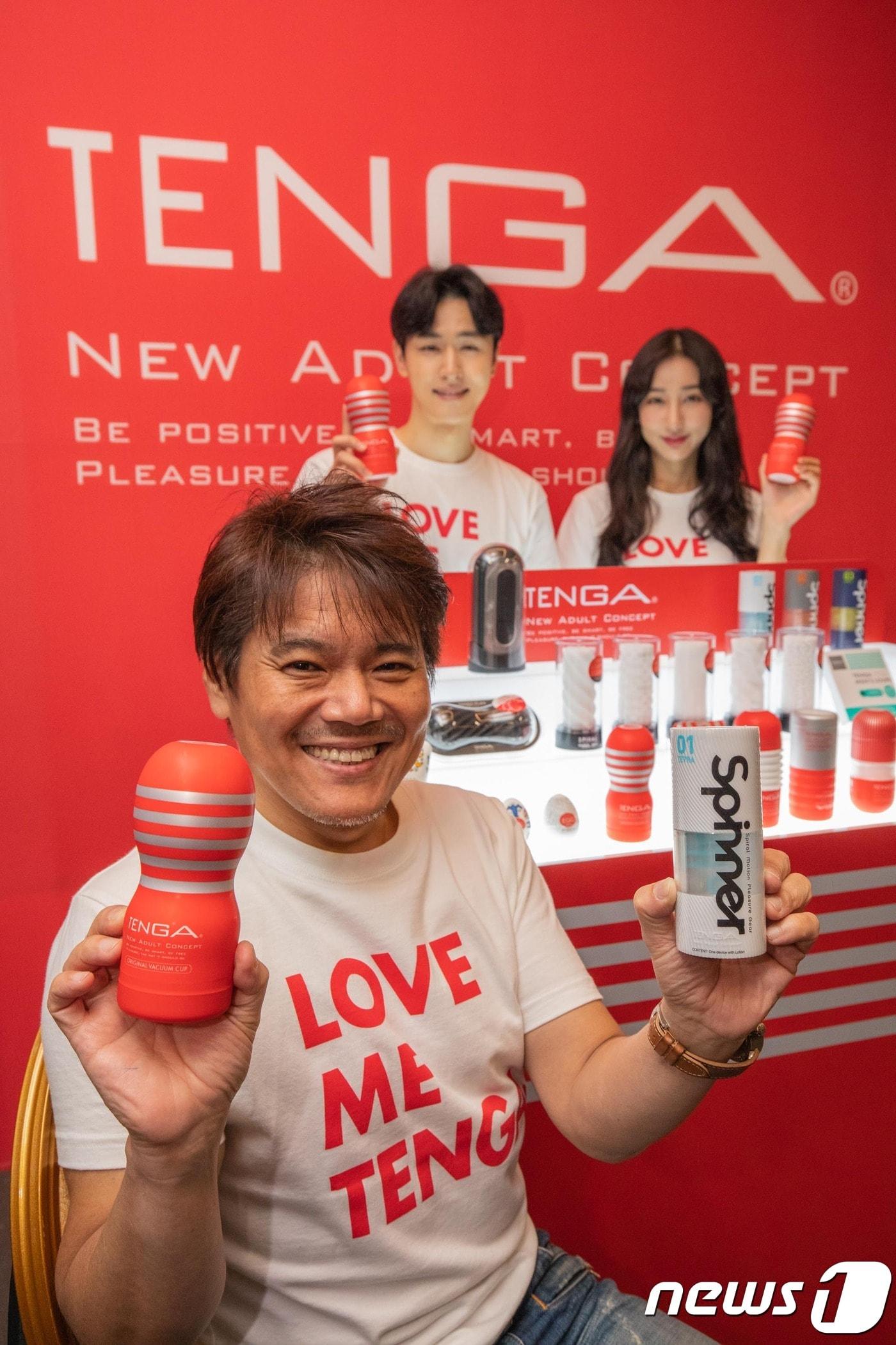 본문 이미지 - 마츠모토 코이치 텐가 대표(앞쪽)가 21일 서울 중구 커트야드 메리어트 서울 남산에서 열린 국내 론칭 2주년 기자간담회에서 제품을 들어보이고 있다. ⓒ News1