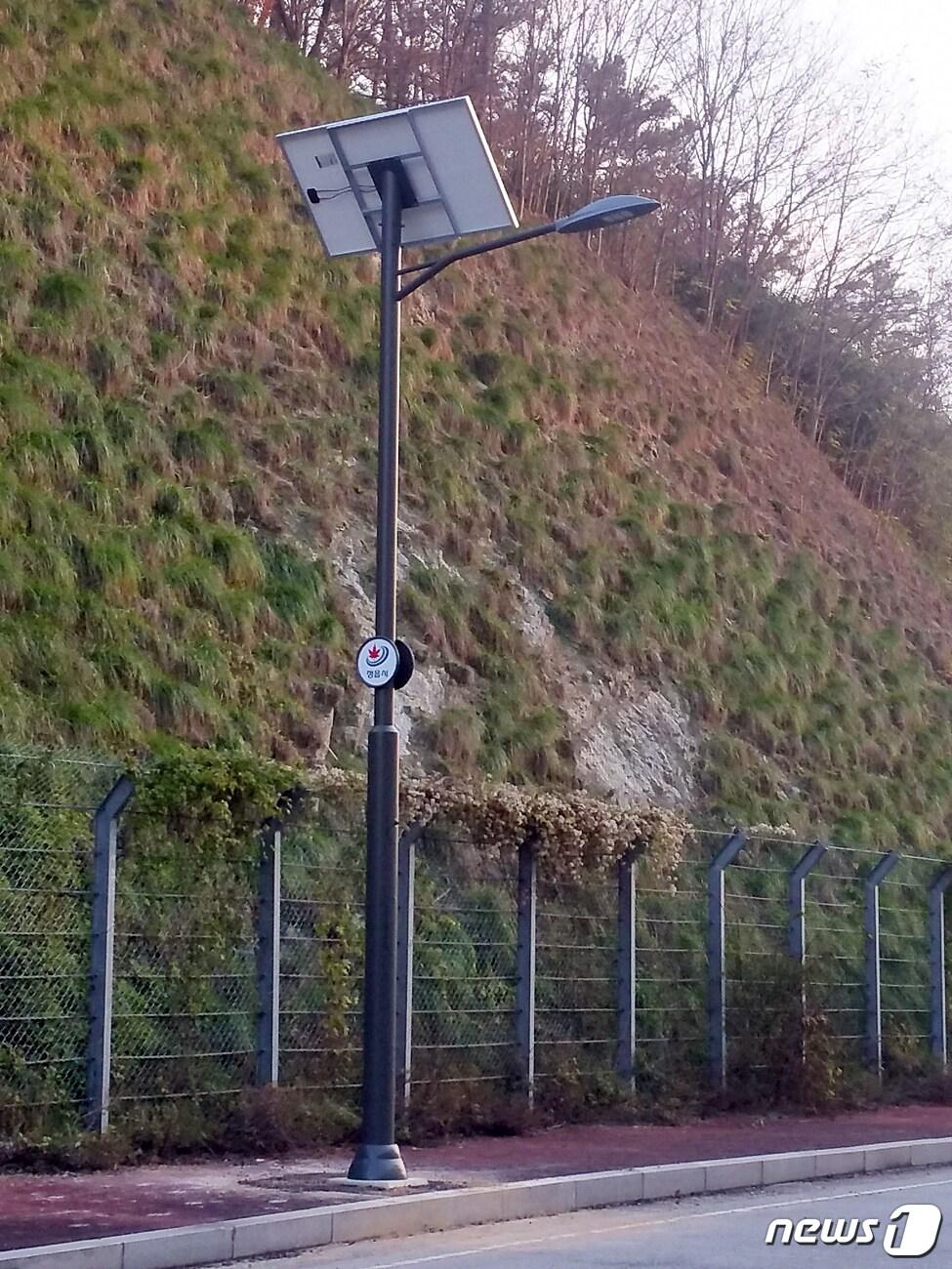 본문 이미지 - 전북 정읍시가 올해말까지 천변 벚꽃길 일부구간과 국민체육센터 주변 등에 태양광 가로등 50개를 설치한다고 21일 밝혔다. ⓒ News1