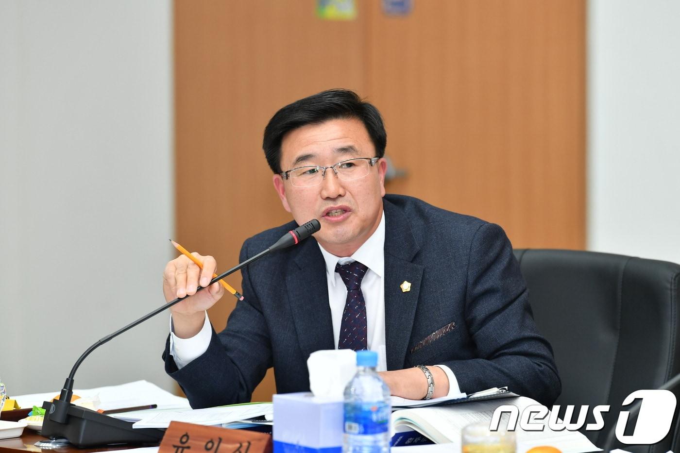 본문 이미지 - 22일 유의식 완주군의원이 행정지원과를 대상으로 행정사무감사를 하고 있다.(완주군의회제공)2018.11.22/뉴스1ⓒ News1