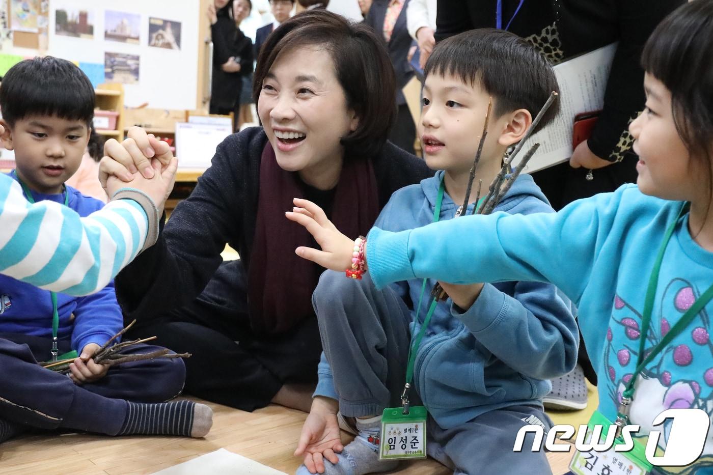 본문 이미지 - 유은혜 사회부총리 겸 교육부 장관이 22일 오전 대구 수성구 황금유치원을 방문해 창의누리 수업을 참관한 뒤 하이파이브를 나누고 있다. 2018.11.22/뉴스1 ⓒ News1 공정식 기자