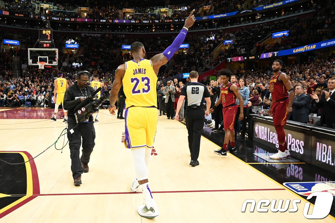 본문 이미지 - 르브론 제임스가 22일(한국시간) 미국 오하이오주 클리블랜드 퀴큰 론즈 아레나에서 열린 클리블랜드 캐벌리언스와의 2018-19 미국프로농구(NBA) 경기에서 홈 팬들의 환영을 받고 있다. ⓒ AFP=News1
