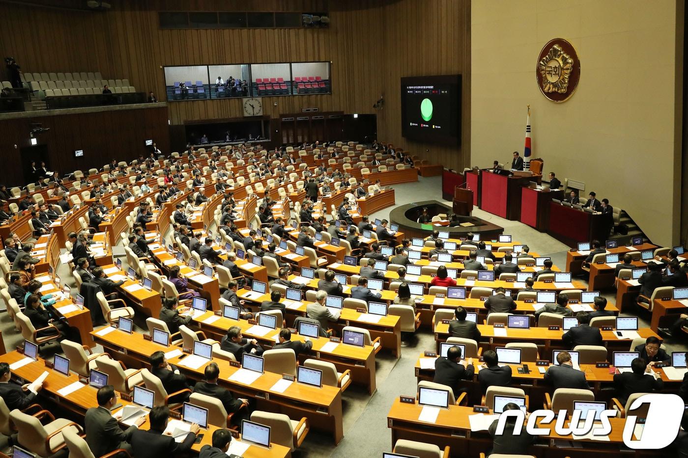 23일 오전 서울 여의도 국회에서 제364회 국회(정기회) 제12차 본회의가 열리고 있다. 2018.11.23/뉴스1 ⓒ News1 임세영 기자