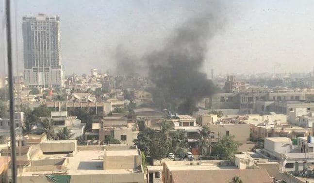 본문 이미지 - 파키스탄 카라치 중국 영사관 테러 현장.(출처=트위터) ⓒ News1