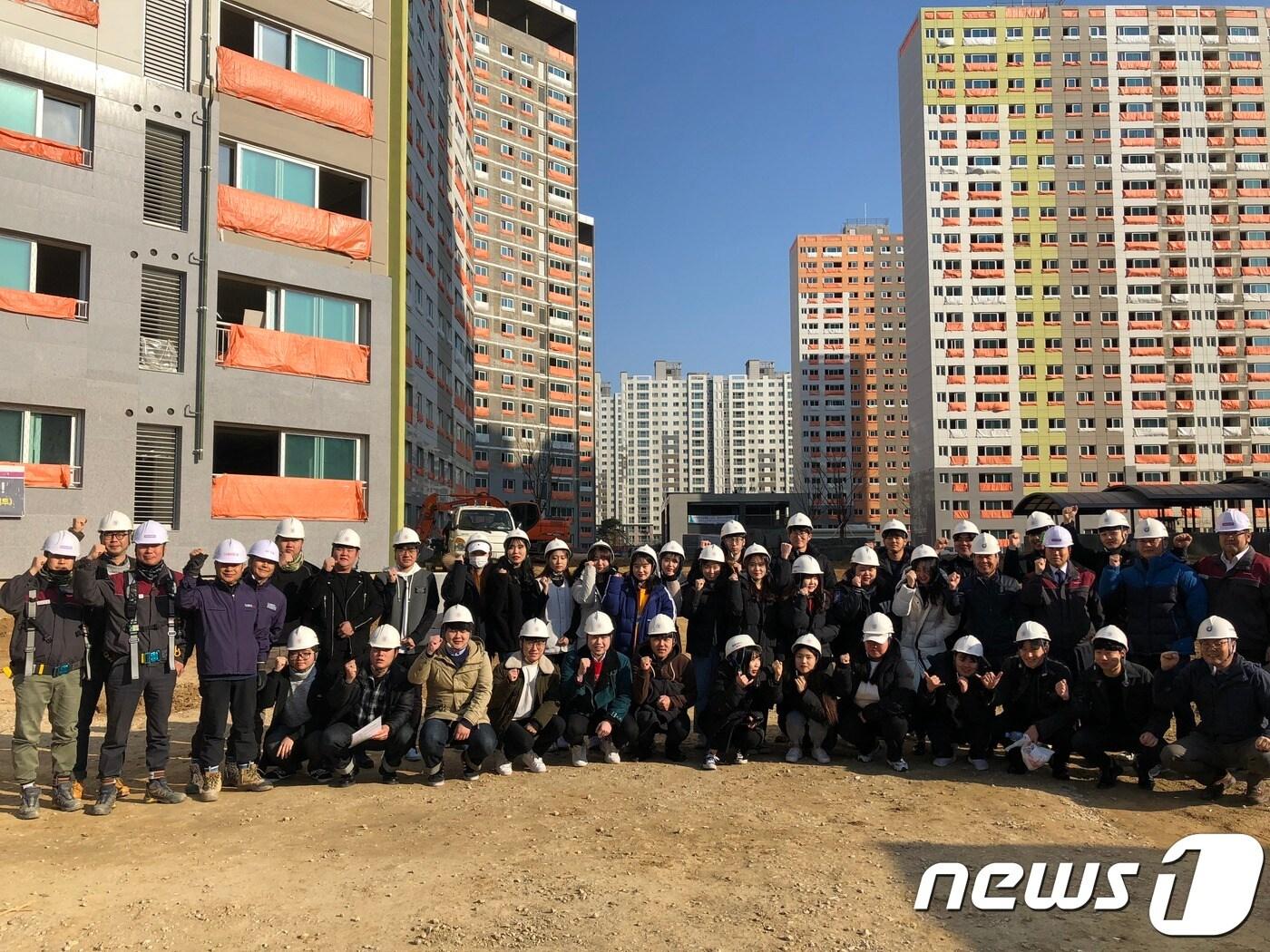 본문 이미지 - 23일 전북개발공사가 전주만성 에코르 1단지 공공임대아파트 건설공사 현장에서 건축전공 대학생을 위한 현장견학을 실시하고 있다.(전북개발공사제공)2018.11.22/뉴스1ⓒ News1