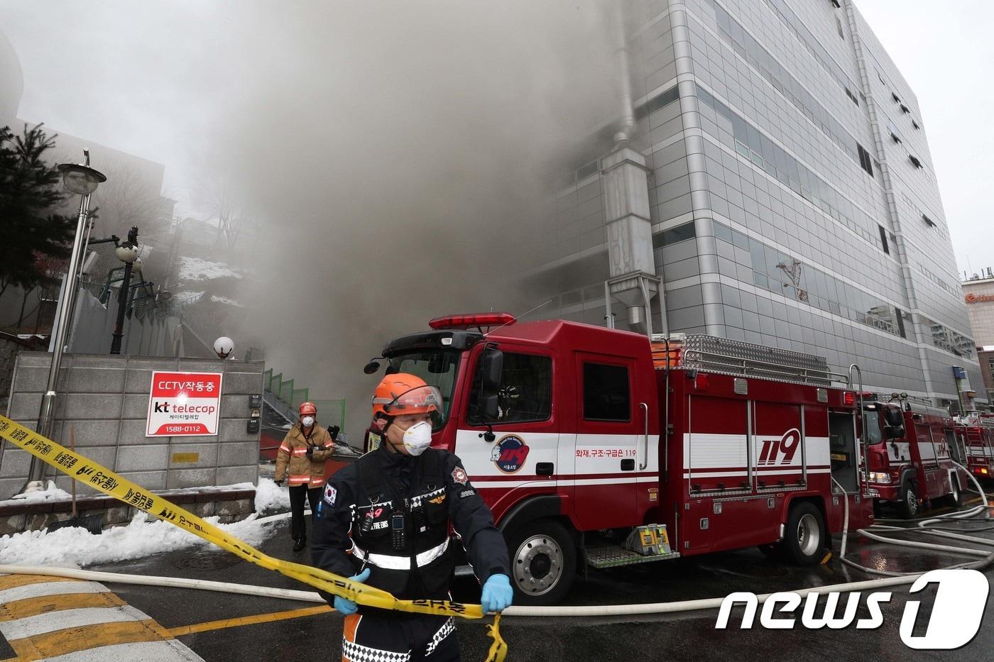 본문 이미지 - 24일 오전 서울 서대문구 충정로3가에 위치한 KT 아현지사에서 화재가 발생, 현장에 출동한 소방관들이 진화 작업을 하고 있다. 이날 오전 11시 20분 무렵부터 오후 12시20분 현재 KT의 이동전화는 물론 초고속인터넷과 인터넷(IP)TV, 인터넷전화와 롱텀에볼루션(LTE) 에그까지 모두 연결이 안되고 있다. 한편 소방재난본부는 이날 긴급재난문자를 통해 통신장애 사실을 신속하게 전파했다. 2018.11.24/뉴스1 ⓒ News1 신웅수 기자