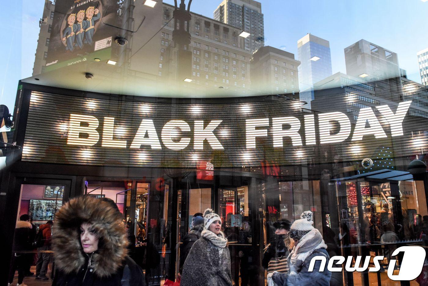 본문 이미지 - NEW YORK, NY - NOVEMBER 23: People shop at the Macy's flagship store on 34th St. on Black Friday on November 23, 2018 in New York City.  Stephanie Keith/Getty Images/AFP 