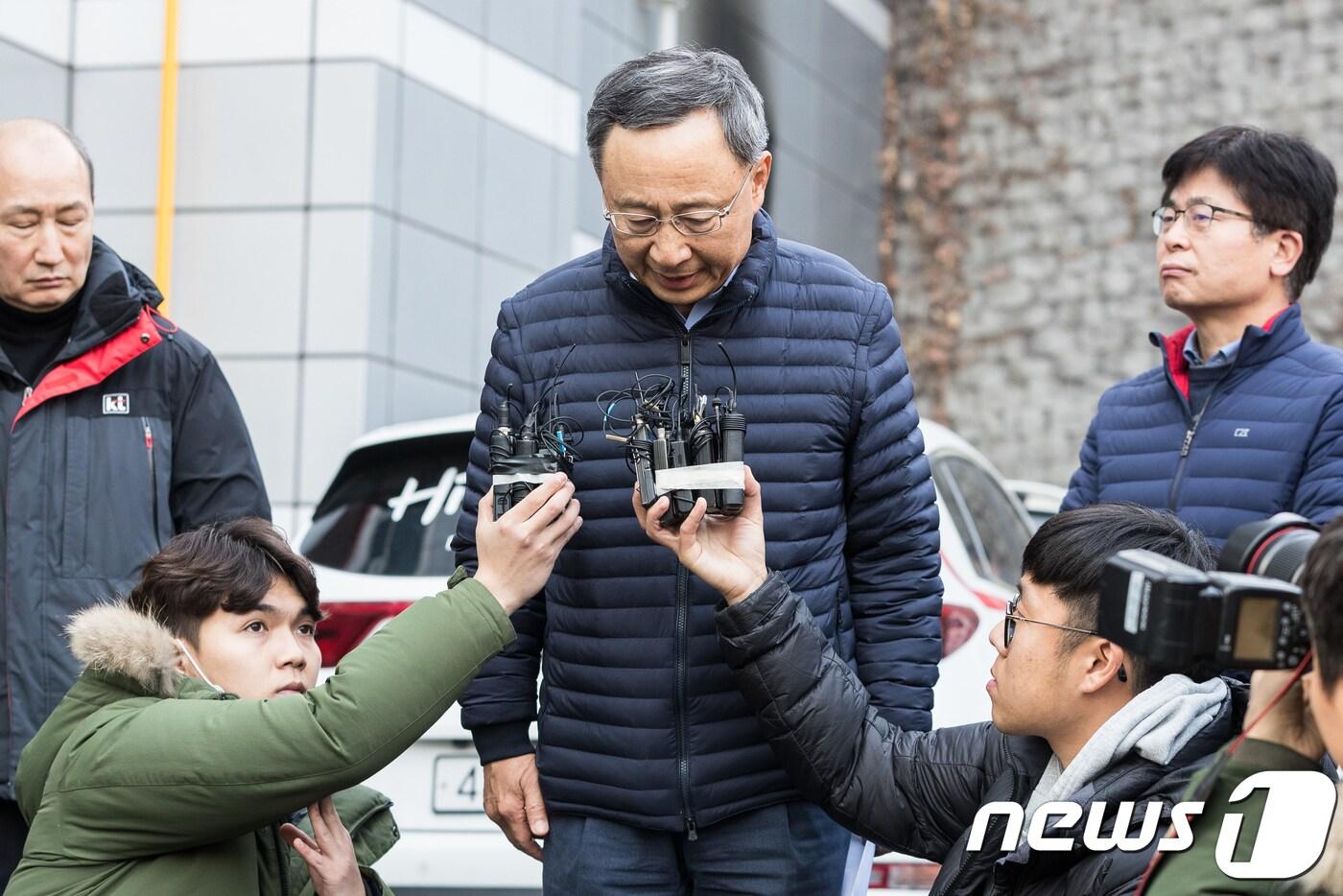 황창규 KT회장이 25일 서울 서대문구 충정로 KT 아현국사 화재현장을 방문, 현장을 둘러본 후 취재진과 인터뷰 중 고개숙여 사과하고 있다.  2018.11.25/뉴스1 ⓒ News1 유승관 기자