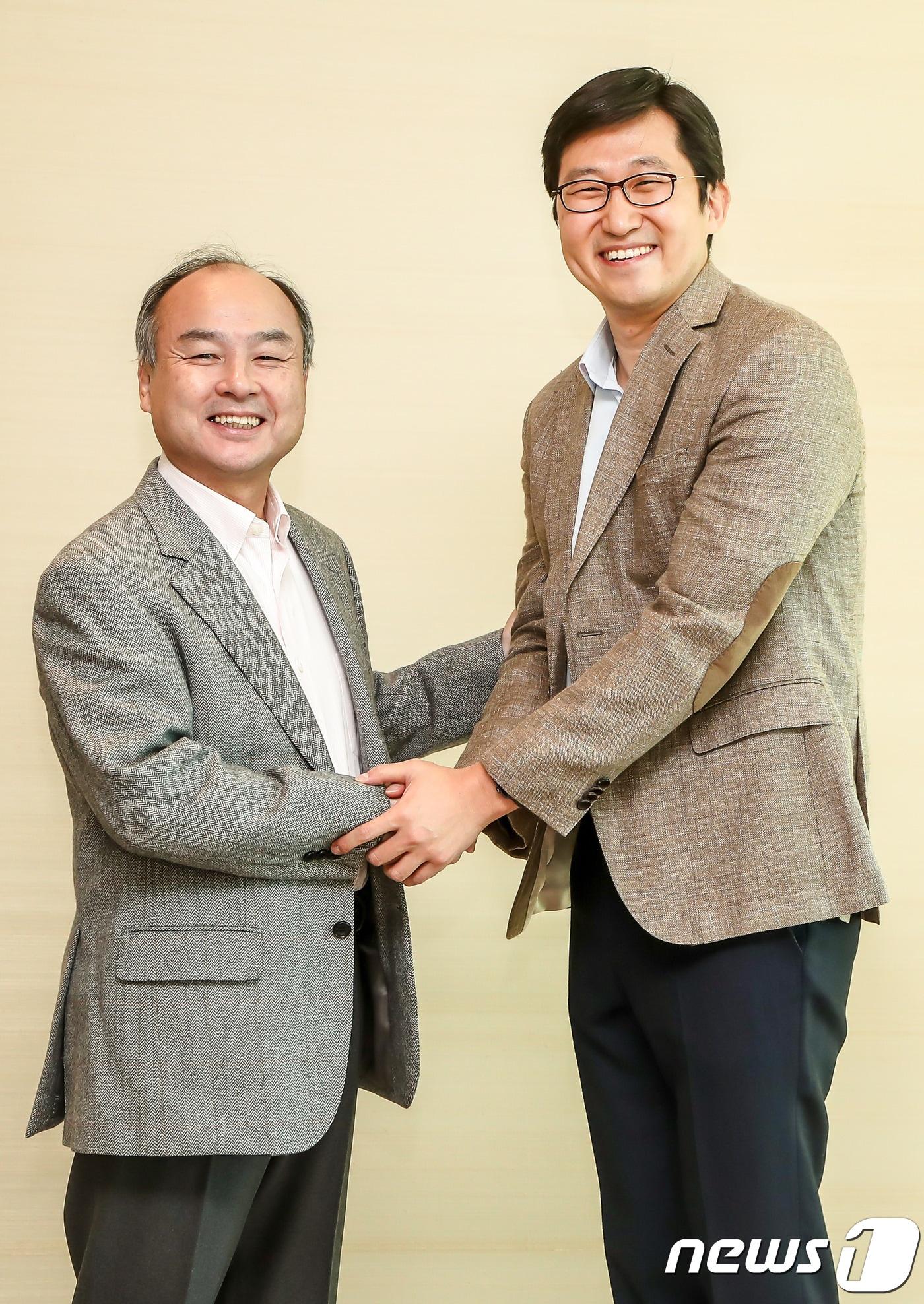 본문 이미지 - 손정의 소프트뱅크그룹 회장과 김범석 쿠팡 대표가 11월 투자약정을 체결한 후 손을 맞잡고 있다.ⓒ News1