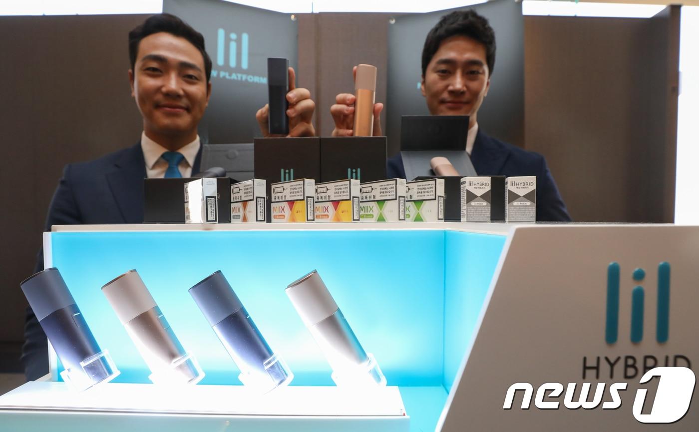 26일 서울 중구 더 플라자호텔에서 열린 궐련형 전자담배 릴 발표 기자간담회에서 모델들이 '릴 하이브리드'를 선보이고 있다.2018.11.26/뉴스1 ⓒ News1 허경 기자
