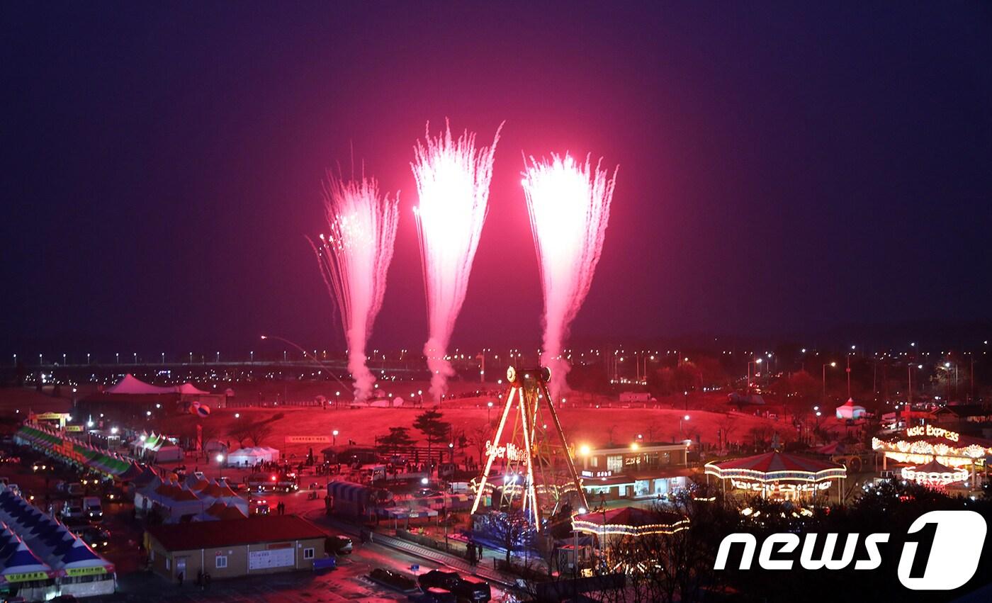본문 이미지 - 지난해 파주 임진각 평화누리에서 펼처진 파주장단콩축제 폐막식 불꽃놀이. 파주시는 올해 돼지열병 영향으로  개폐막식 행사와 무대공연을 취소하고 직거래장터 중심으로 행사를 진행하기로 했다.  /뉴스1 DB