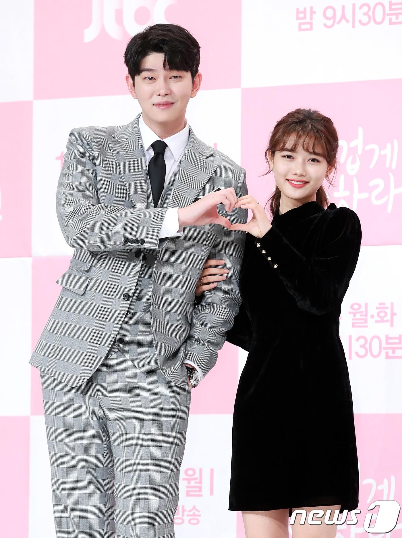 본문 이미지 - 배우 윤균상, 김유정(오른쪽)이 26일 오후 서울 영등포 타임스퀘어에서 열린 JTBC 새 월화드라마 ‘일단 뜨겁게 청소하라’ 제작발표회에 참석해 포즈를 취하고 있다. ‘일단 뜨겁게 청소하라’는 청결이 목숨보다 중요한 꽃미남 청소업체 CEO 장선결(윤균상 분)과 청결보다 생존이 먼저인 열정 만렙 취준생 길오솔(김유정 분)이 만나 펼치는 ‘무균무때’ 힐링 로맨스다. 2018.11.26/뉴스1 ⓒ News1 권현진 기자