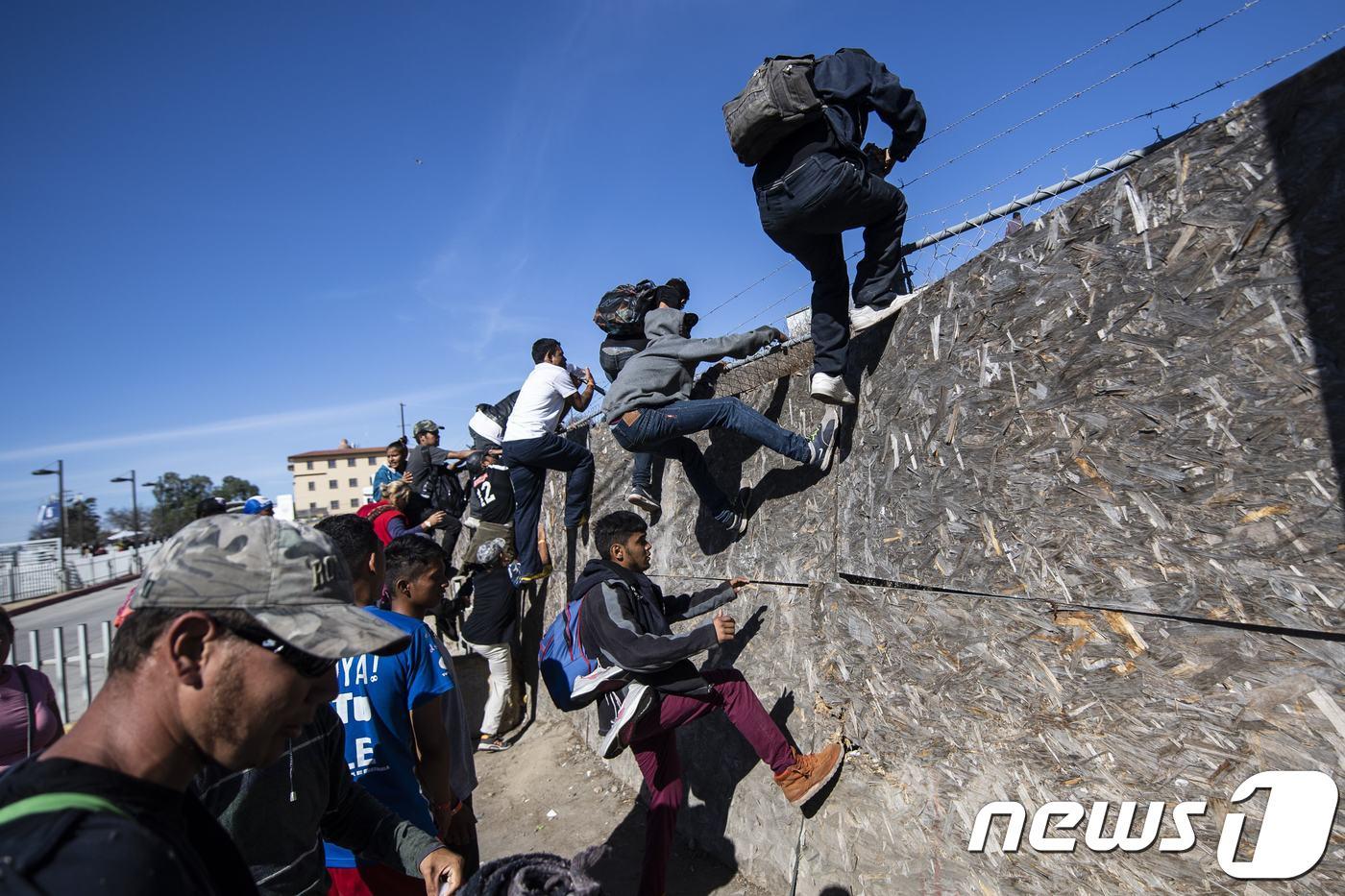 본문 이미지 - 중미 출신 이민자들이 미국 국경 통과를 시도하고 있다. ⓒ AFP=뉴스1 ⓒ News1 강민경 기자